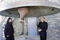 Колокол храма Колокол храма святого Пантелеймона считается самым большим на Балканах.<br />Владимир Путин на Святой Горе.