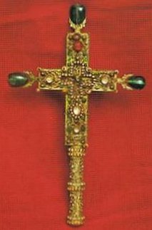 Крест Пульхерии <span lang="RU">Золотой крест украшенный жемчугом и тремя изумрудами.</span>
